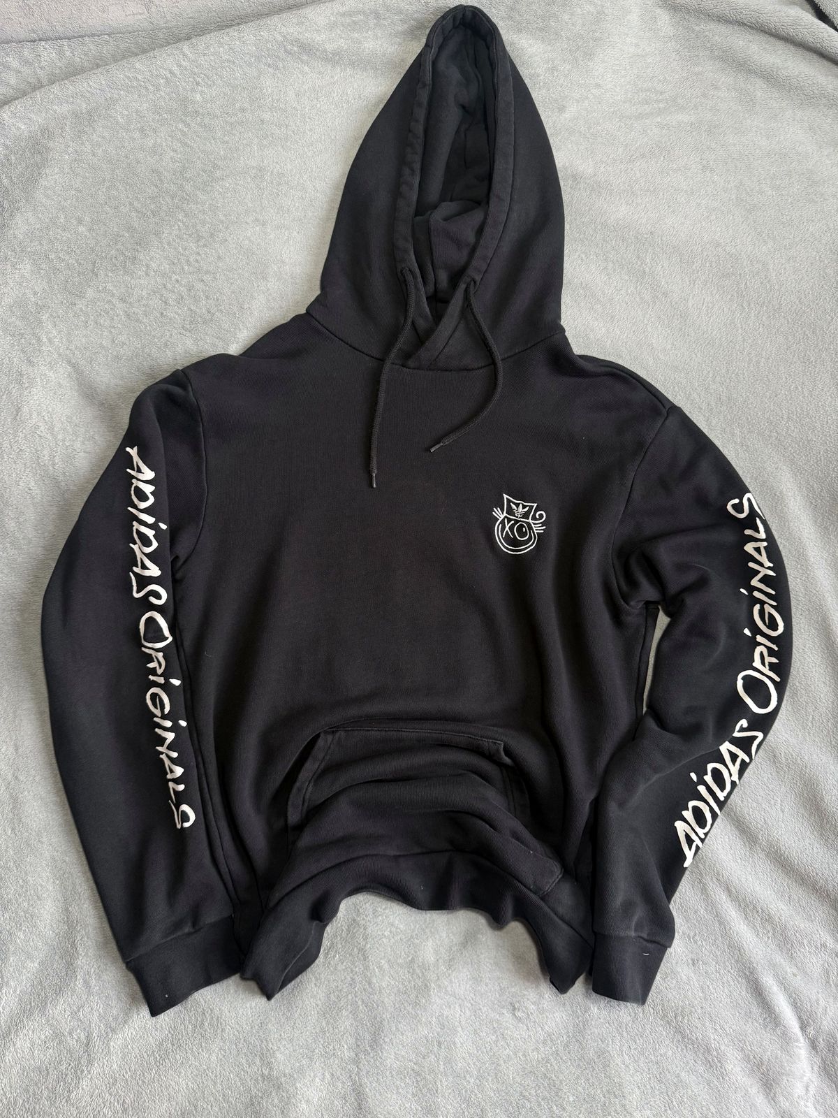 Bluza adidas Originals x André Saraiva czarna z kapturem — zdjęcie 3